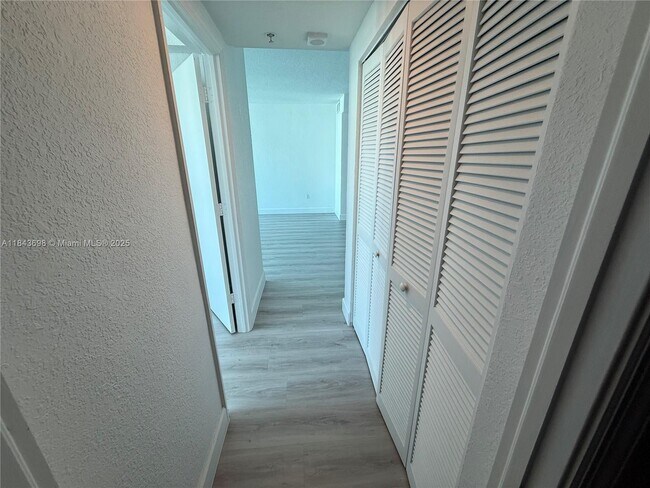 Building Photo - 7501 E Treasure Dr