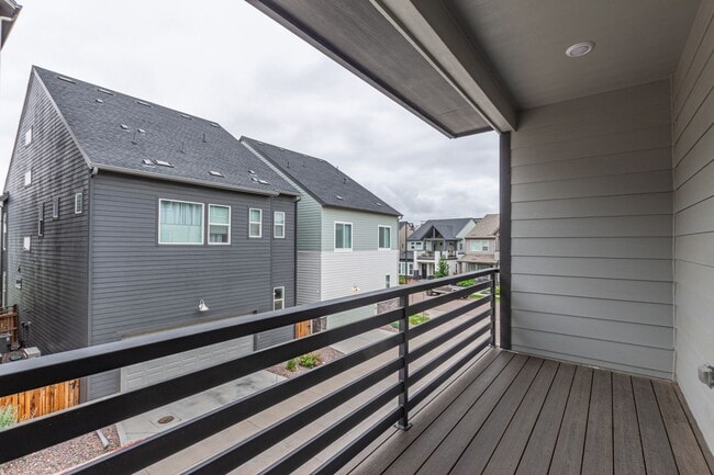 Building Photo - Immaculate, Well-Maintained 3 bed/3.5 Bath...