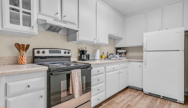 Building Photo - 2800 N Los Felices Rd