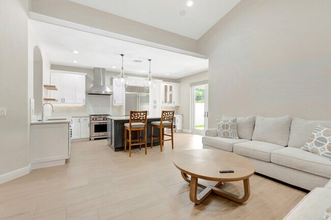 Building Photo - 1050 Delray Lakes Dr