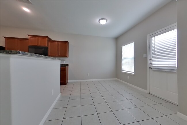 Building Photo - 916 American Monarch Dr