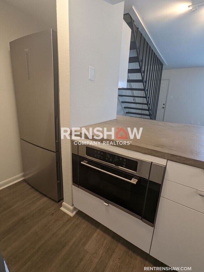 Building Photo - 6748 Meadow Oak Place - Renovated To Perfe...
