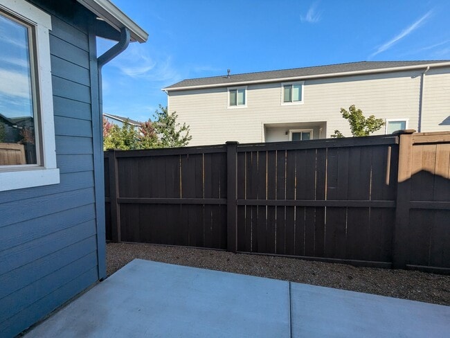 Building Photo - Newer 3 bedroom plus Den and Amenities in The Bridges