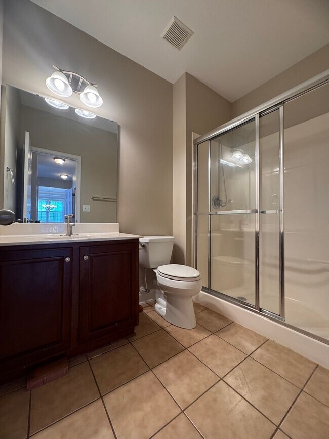 Building Photo - Stunning 5 Bedroom 4 Bath Home with 3 Car ...