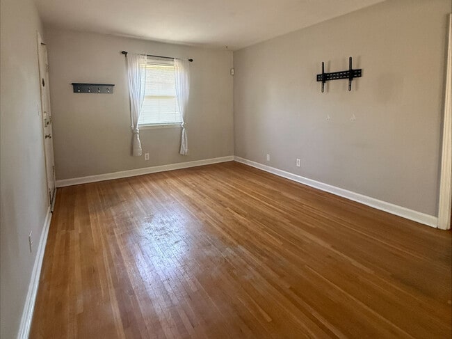 Building Photo - 2623 Vail Ave