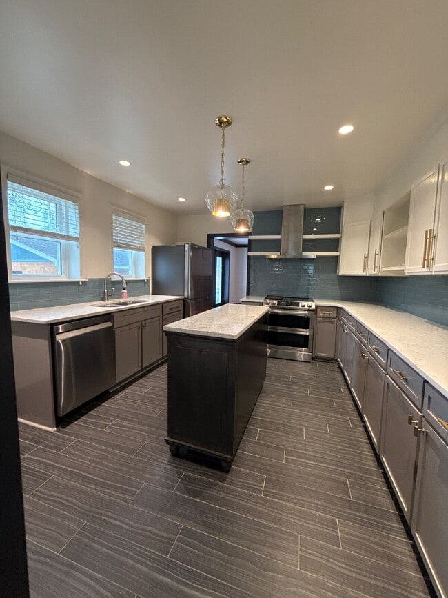 Building Photo - "Renovated 3-Bed Oasis with Granite Kitchen & Cozy Fireplace in Huntsville!"