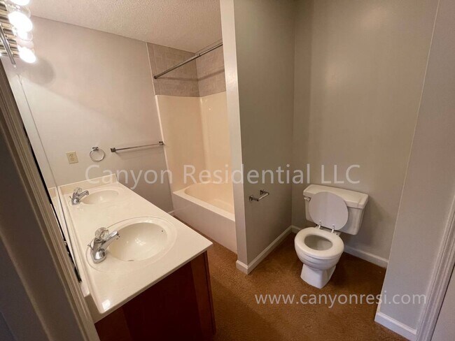 Building Photo - Beautiful 3b Room!Move in ready!