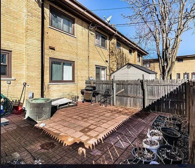 Building Photo - 615 Maple Ct