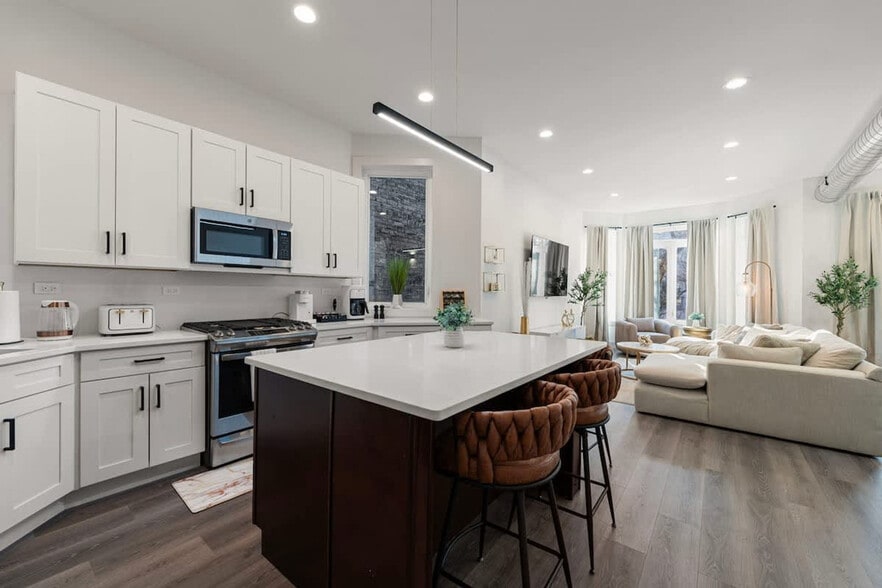 Building Photo - 1543 N Claremont Ave