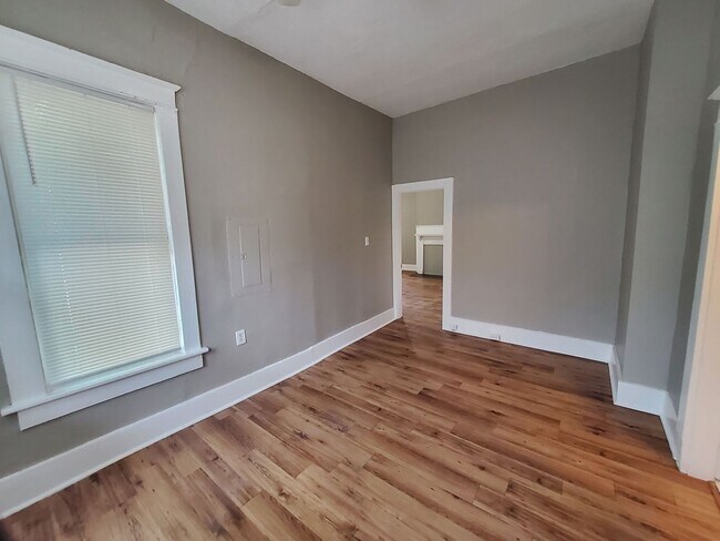 Building Photo - 925 S Cox St