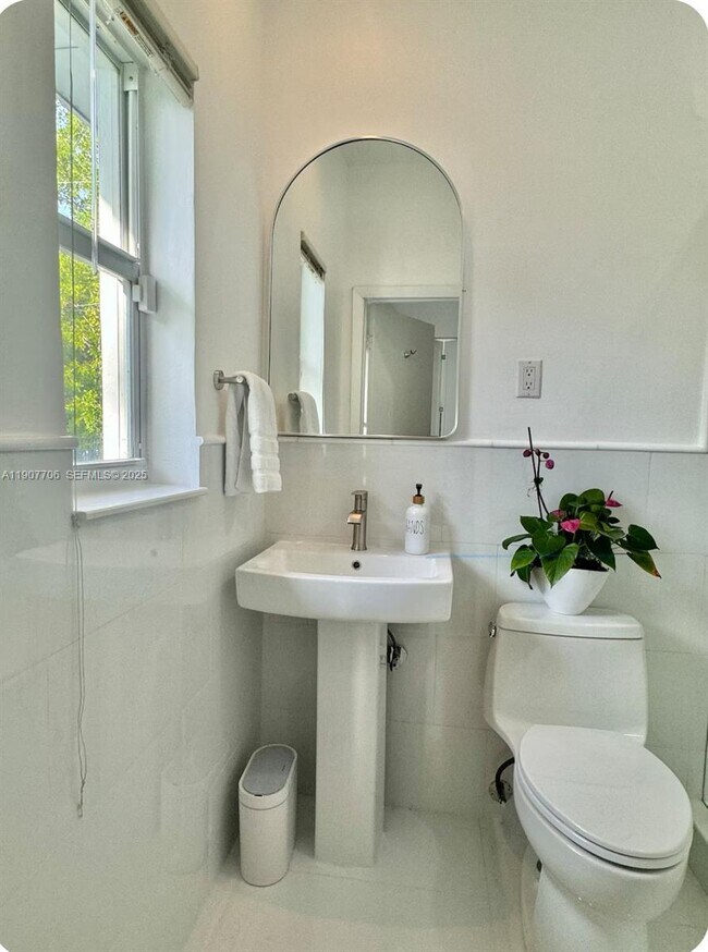 Building Photo - 200 Shore Dr S