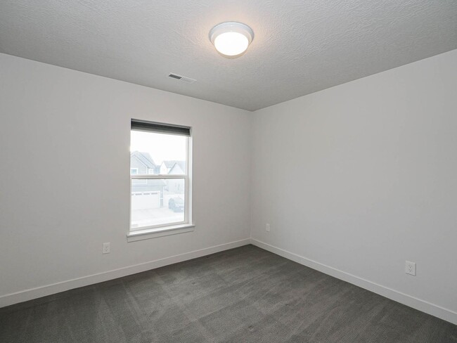 Building Photo - 3 bedroom, 2.5 Bathroom Saratoga Springs Home