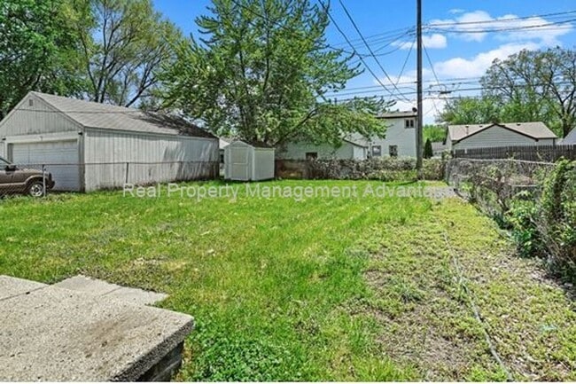 Building Photo - Mid-Century Style with Modern Comforts, Cl...