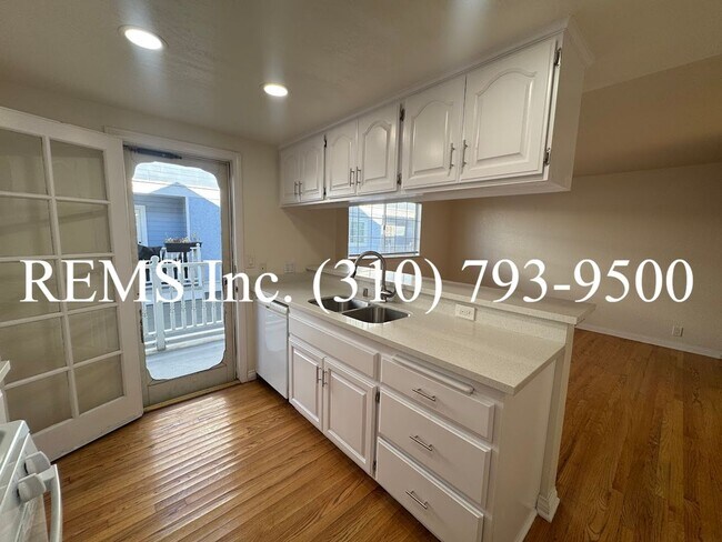 Building Photo - Spacious Townhome with Garage & Laundry in...