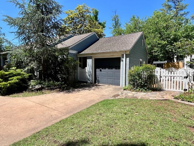Building Photo - Super Cute 2 Bedroom 1 Bath!!