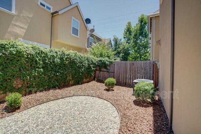 Building Photo - 1349 Piper Pl