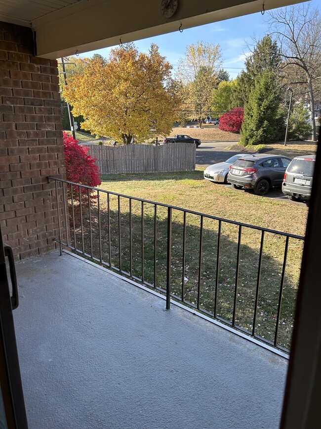 Balcony with scenic view - 24 Kings Ct