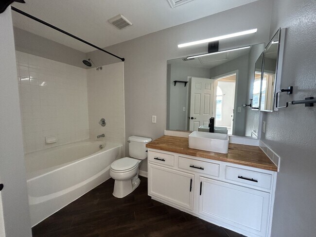 Building Photo - Low-Maintenance Luxury with Community Perks