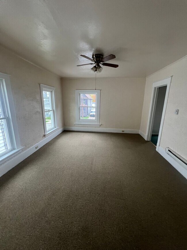 Building Photo - 820 Hess Ave