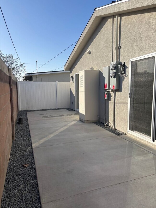 Building Photo - Contemporary 3 Bedroom Duplex with Washer Dryer and Mini Split AC