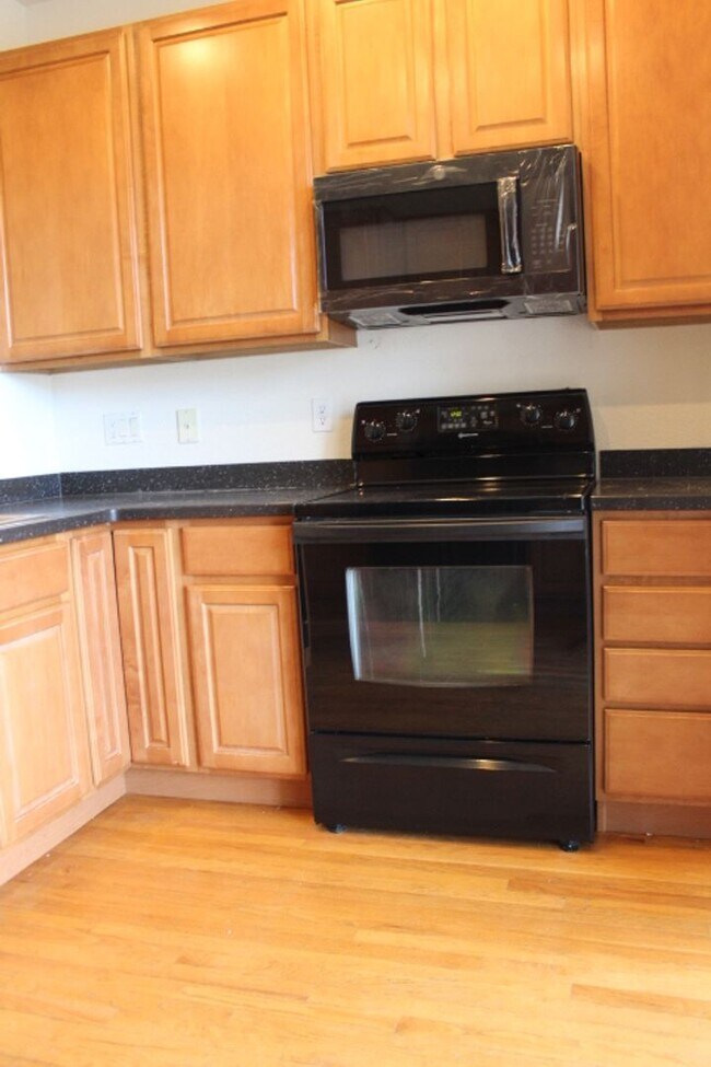 Building Photo - Beautiful 3 BR/3 1/2 BA Townhouse in Stonegate!!