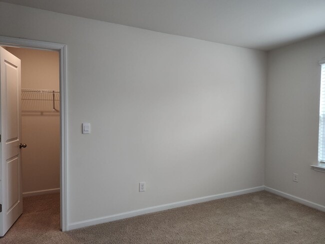 Building Photo - Pristine, 3 bedroom, 2.5 bathroom home located in the Stewart Creek States Subdivision!