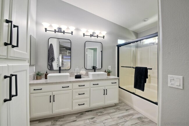 Building Photo - 3358 Lake Cir Dr