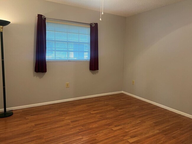 Building Photo - Lovely Lakefront Pinebrook South Home for Annual Rental