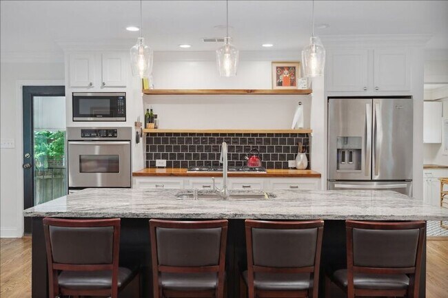 Building Photo - 847 S Mendenhall Rd