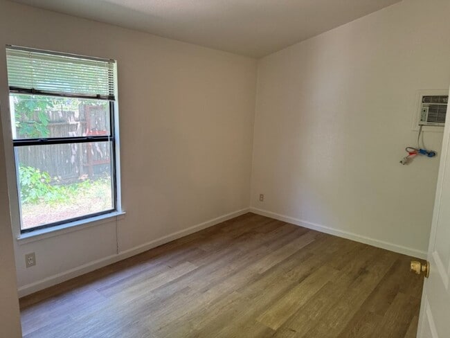 Building Photo - Modern 4 Bedroom 3 Car Garage Dixon *Star ...
