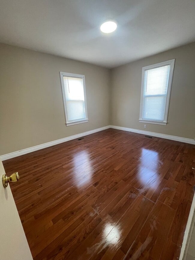 Building Photo - 2 Bedroom, 1 Bathroom House