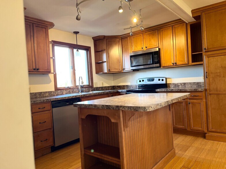 Building Photo - 3 Buttonwood St