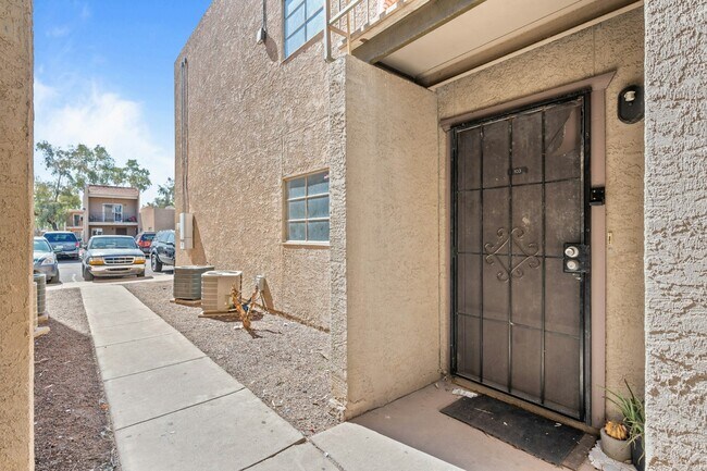 Building Photo - 2814 E Marconi Ave