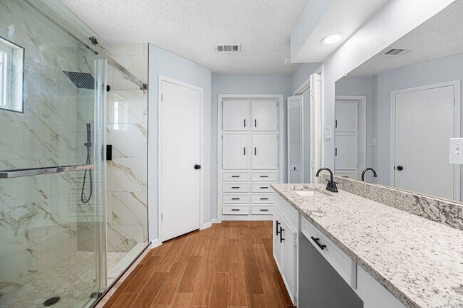 Building Photo - 2926 Meadowcreek Dr