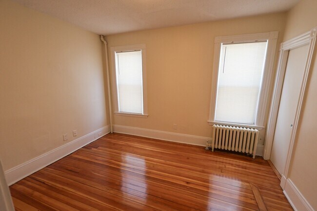 Building Photo - 32 Robinson St