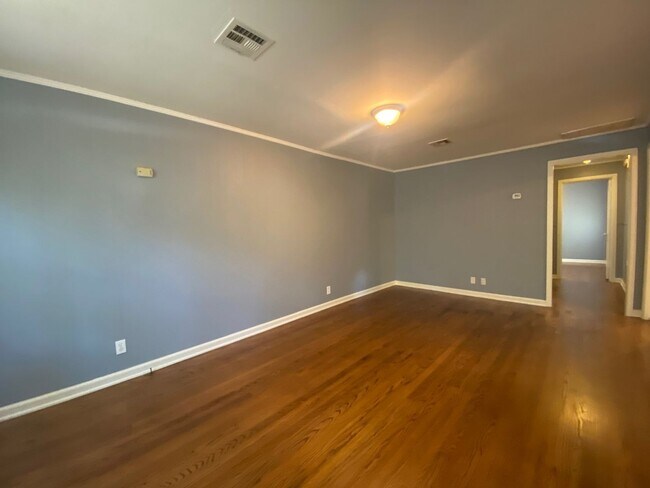 Building Photo - 1 Bedroom Duplex with private parking