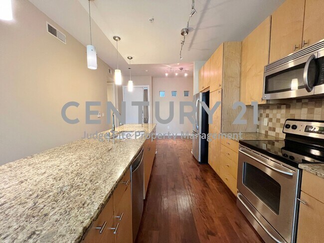 Building Photo - Fantastic Second Floor 1/1.5 Bedroom Condo...