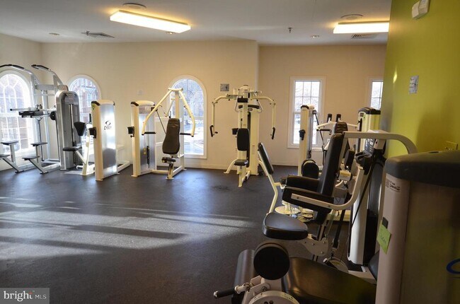 Building Photo - 4950 Brenman Park Dr