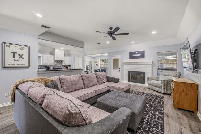 Building Photo - Beautiful large 3 bedroom home
