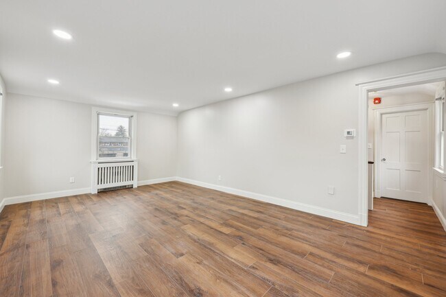 Building Photo - 756 Cedar Ln