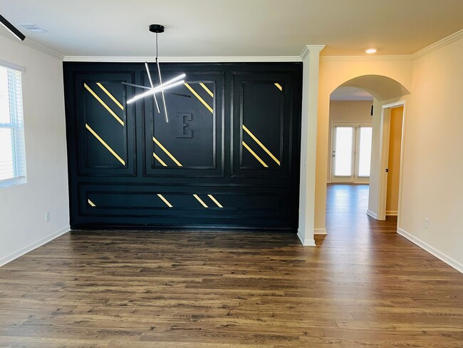 Building Photo - WOW! 5 bedrooms, 4.5 baths with a guest be...