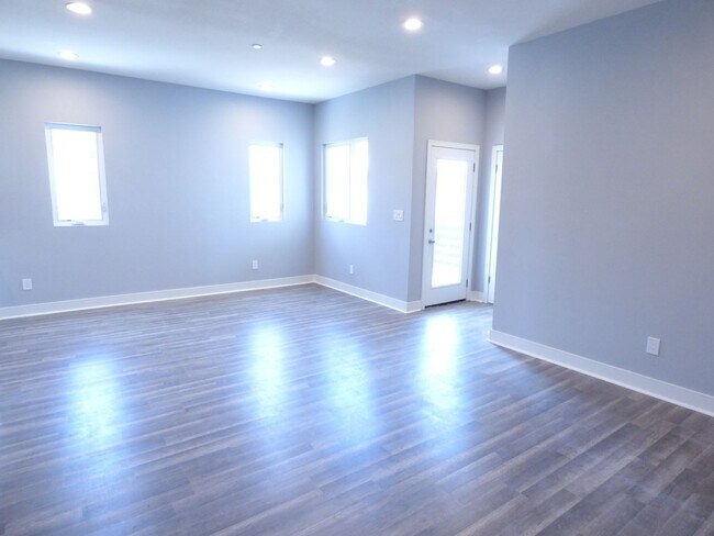 Building Photo - 1923 Holly Dr