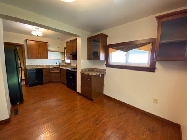 Building Photo - 167 E Mapledale Ave