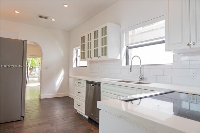 Building Photo - 5938 NE 5th Ave