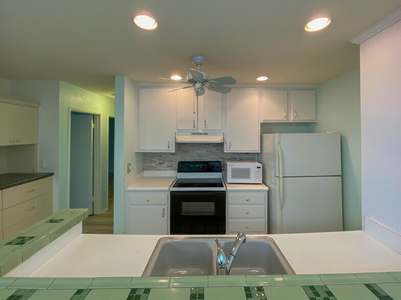 Building Photo - 4900 Overland Ave