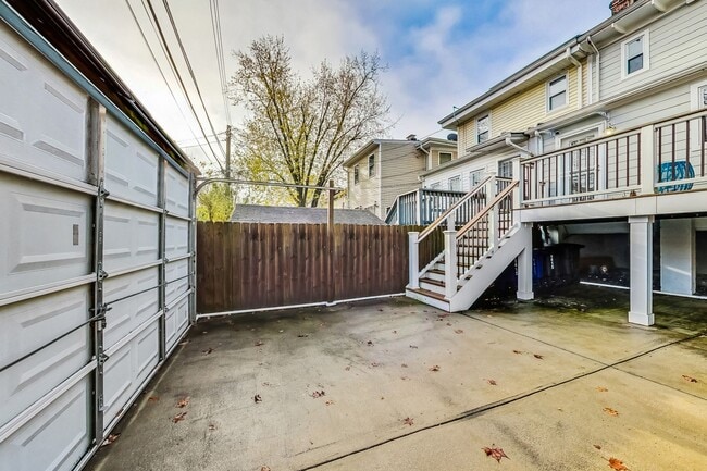 Building Photo - Beautiful TH - 4 bedroom + 3.5 BA - 7 mo -...