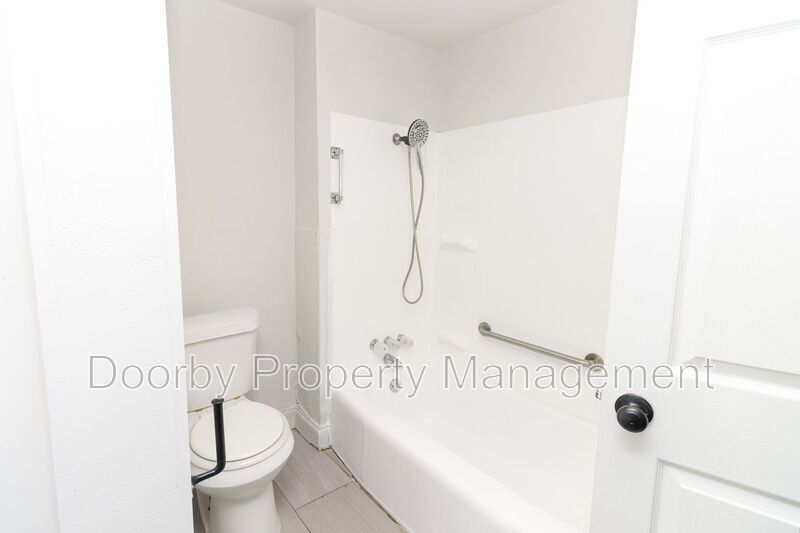 Building Photo - 921 East Ave