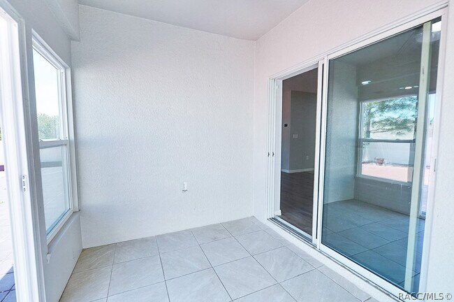 Building Photo - 320 W Runyon Loop