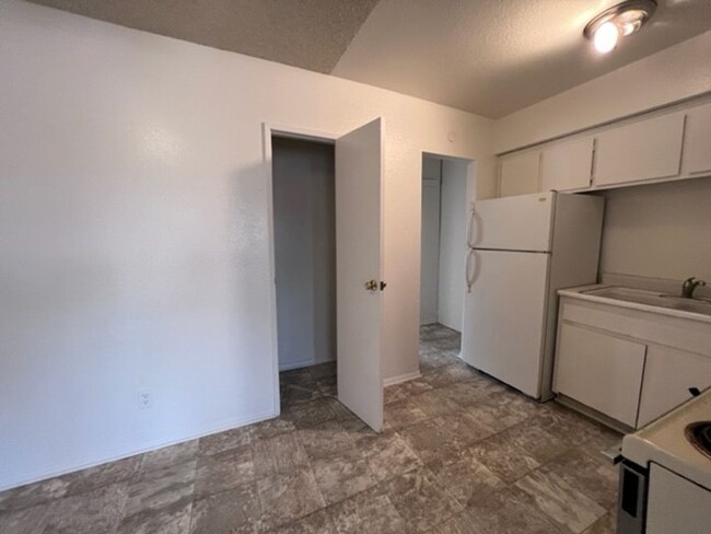 Building Photo - 1 Bedroom Economy Apartment Old Bullhead