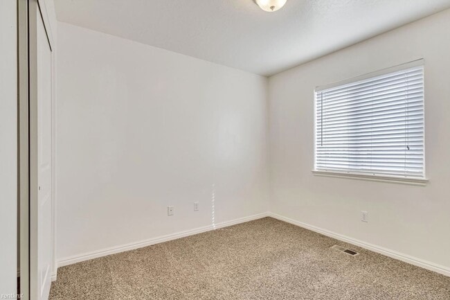 Building Photo - Beautiful Orem Townhouse